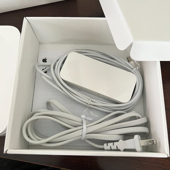 APPLE AirPort Extreme Station 802.11n Wi-Fi Router (Model No. A1354) - Picture 6 of 6